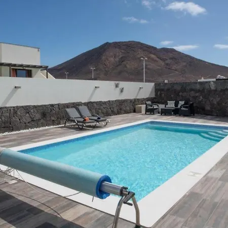 Inviting 3-bed In Playa Blanca With Great Se * 야이자