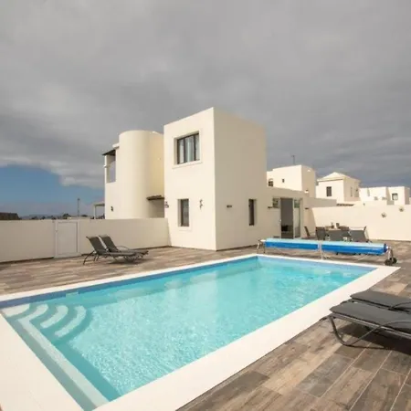 Inviting 3-bed In Playa Blanca With Great Se *